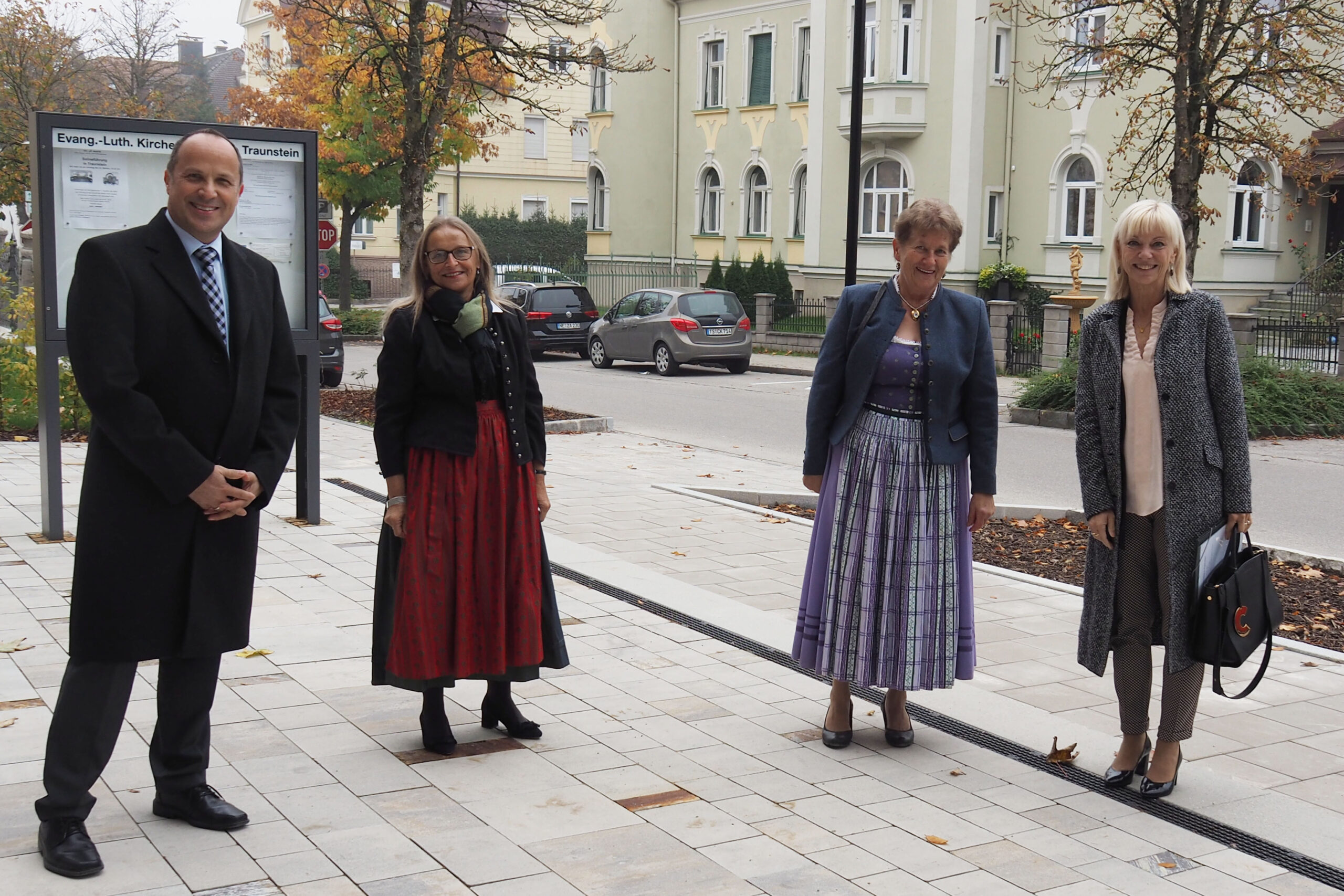 Ankunft in Traunstein. Von rechts: Sozialministerin Carolina Trautner, stellvertretende Landrätin Resi Schmidhuber, Margarete Winnichner (2. Vorstand Diakonisches Werk Traunstein), Andreas Karau (1. Vorstand Diakonisches Werk Traunstein).