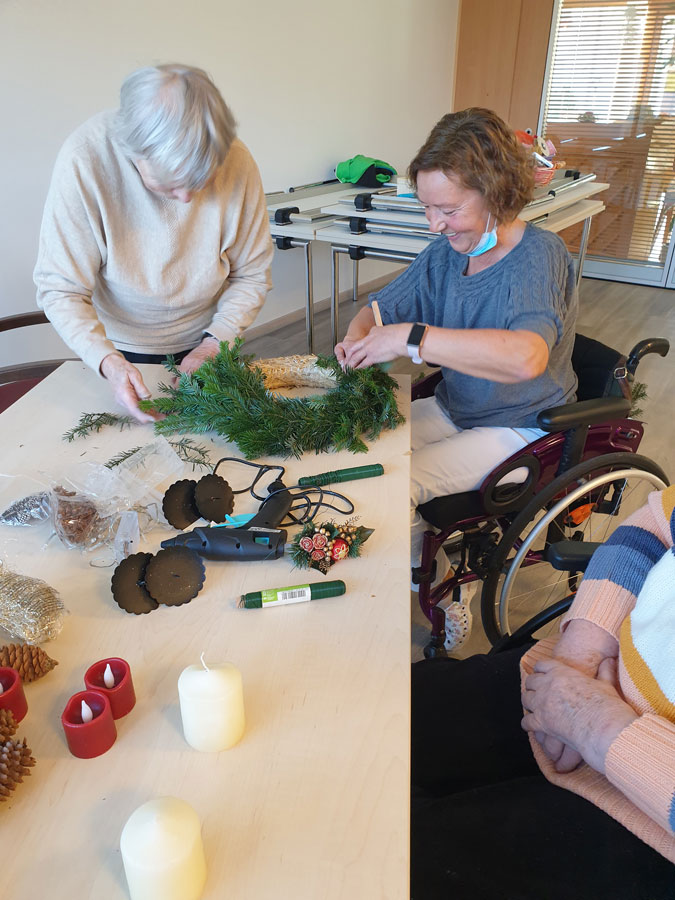 Adventskranz binden im Chiemgau-Stift