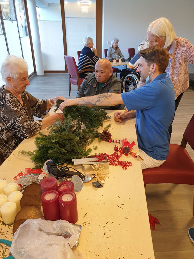 Adventskranz binden im Chiemgau-Stift