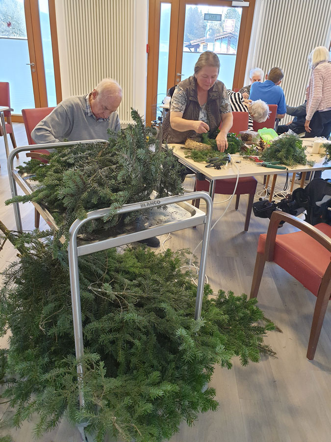 Adventskranz binden im Chiemgau-Stift