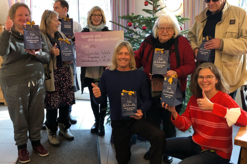 Besucher Und Mitarbeitende Des Tageszentrums Waldkraiburg Freuen Sich über Die Weihnachtsgeschenke