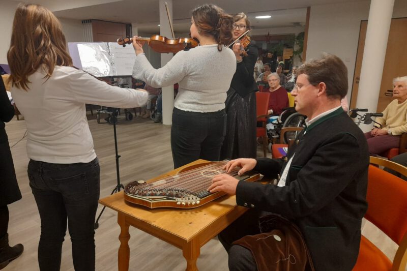 Die Musiker Der Familie Kecht Unterstützten Den Auftritt Des Kirchenchors