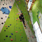 Jeder neue Griff an der Kletterwand ist ein kleiner Erfolg.