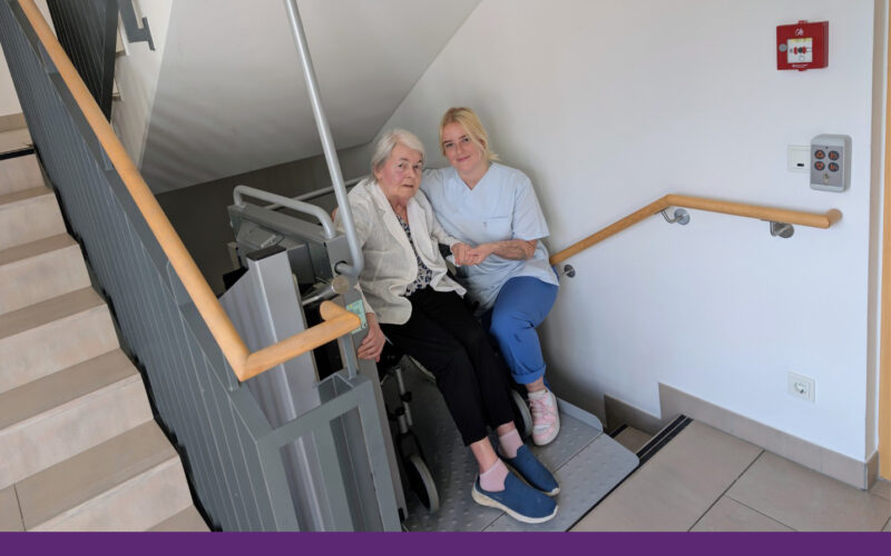 Mit Hilfe unseres extra installierten Treppenlifts können auch während der Aufzugreparatur die Treppen überwunden werden. Unsere Mitarbeitenden helfen dabei.