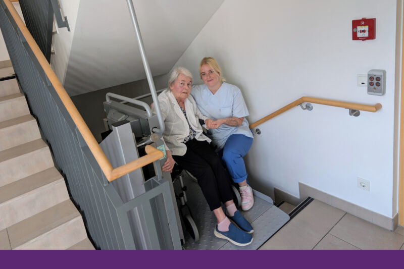 Mit Hilfe unseres extra installierten Treppenlifts können auch während der Aufzugreparatur die Treppen überwunden werden. Unsere Mitarbeitenden helfen dabei.