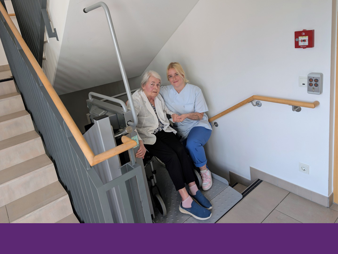 Mit Hilfe unseres extra installierten Treppenlifts können auch während der Aufzugreparatur die Treppen überwunden werden. Unsere Mitarbeitenden helfen dabei.