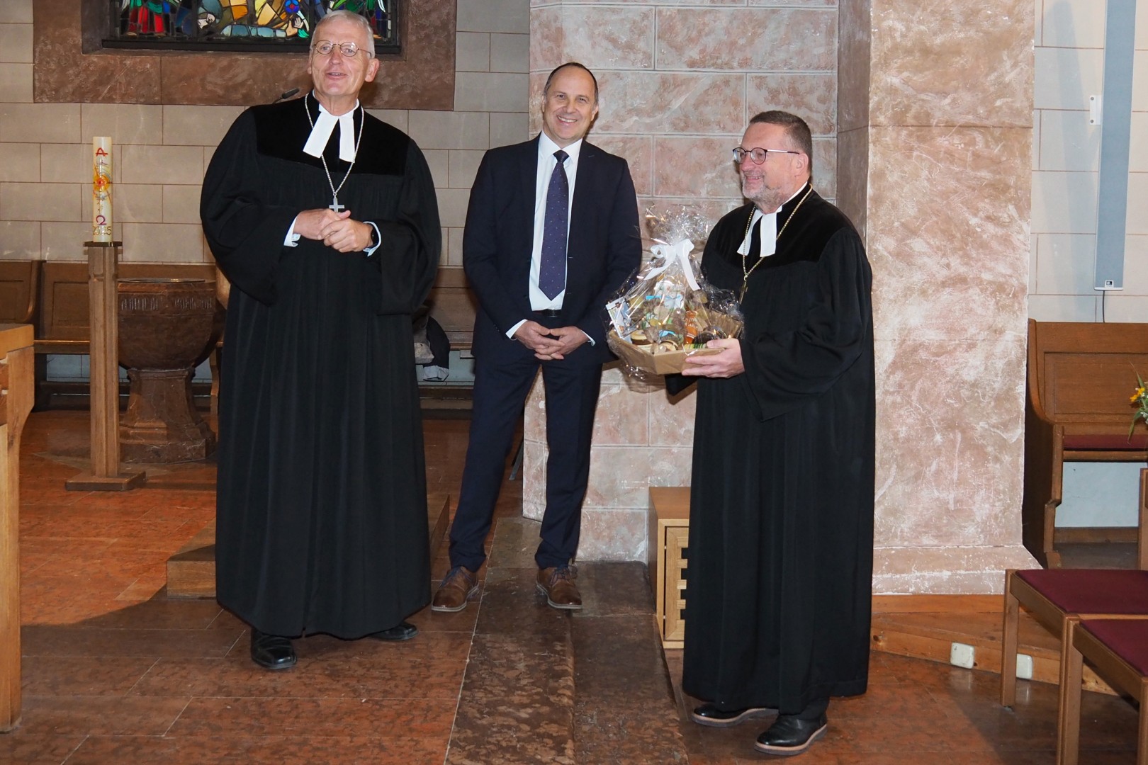 Von links: Dekan Peter Bertram und Andreas Karau dankten Oberkirchenrat Stefan Blumtritt für sein Kommen.