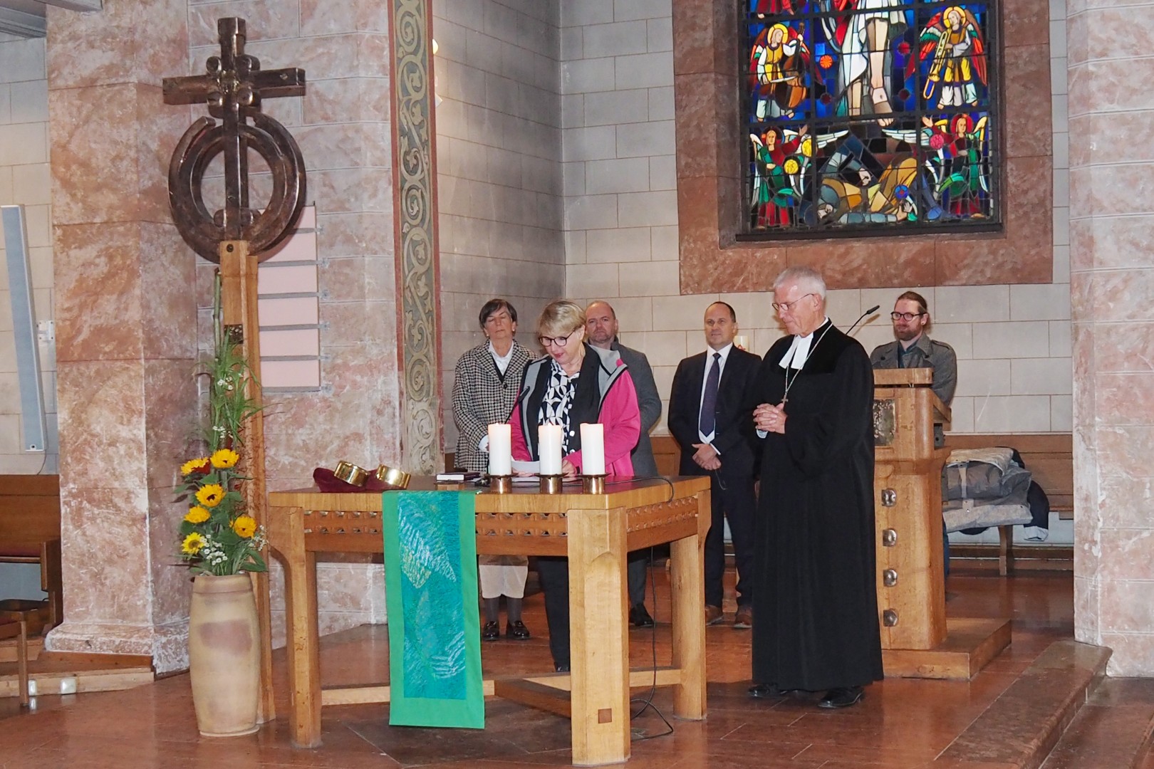 Leitungskräfte der Diakonie sprachen die Fürbitten. Von links: Silke Huber, Christine Bohl, Martin Schmid, Andreas Karau, Dekan Peter Bertram und Markus Sonnenhuber.