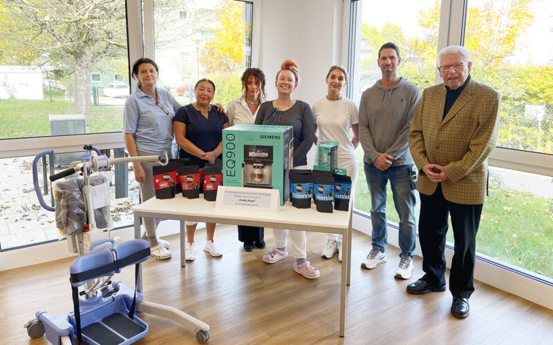 Von links nach rechts: Frau Monika Feistenauer, Frau Ludmila Werner, Wohnbereichsleitung Frau Alexandra Ortner, Frau Lena Dießel, Frau Danijela Adzic, Heimleitung Herr Michael Schnappinger und Herr Dietmar Amann