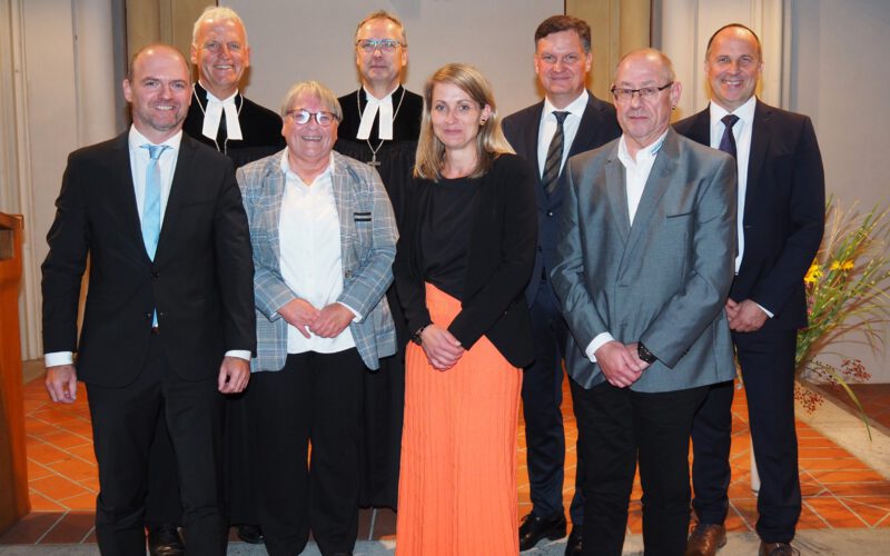 Abschied und Neubeginn bei der Diakonie Passau. (v.l.n.r.) Martin Schmid (Vorstand Diakonie Südostbayern), Dekan Peter Bertram, Sabine Aschenbrenner (verabschiedete Diakonievorständin), Dekan Jochen Wilde, Christina Lindinger (neue Geschäftsbereichsleiterin Soziale Dienste und Bezirksstellenleitung), Werner Kölbl (neuer Geschäftsbereichsleiter Sozialpsychiatrie), Werner Hartl (neuer Geschäftsbereichsleiter Ambulante Pflege) und Andreas Karau (Vorstandssprecher Diakonie Südostbayern)