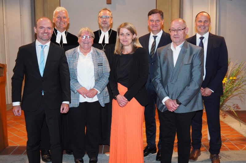 Abschied und Neubeginn bei der Diakonie Passau. (v.l.n.r.) Martin Schmid (Vorstand Diakonie Südostbayern), Dekan Peter Bertram, Sabine Aschenbrenner (verabschiedete Diakonievorständin), Dekan Jochen Wilde, Christina Lindinger (neue Geschäftsbereichsleiterin Soziale Dienste und Bezirksstellenleitung), Werner Kölbl (neuer Geschäftsbereichsleiter Sozialpsychiatrie), Werner Hartl (neuer Geschäftsbereichsleiter Ambulante Pflege) und Andreas Karau (Vorstandssprecher Diakonie Südostbayern)