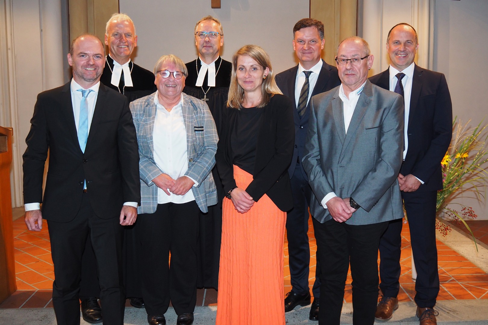 Abschied und Neubeginn bei der Diakonie Passau. (v.l.n.r.) Martin Schmid (Vorstand Diakonie Südostbayern), Dekan Peter Bertram, Sabine Aschenbrenner (verabschiedete Diakonievorständin), Dekan Jochen Wilde, Christina Lindinger (neue Geschäftsbereichsleiterin Soziale Dienste und Bezirksstellenleitung), Werner Kölbl (neuer Geschäftsbereichsleiter Sozialpsychiatrie), Werner Hartl (neuer Geschäftsbereichsleiter Ambulante Pflege) und Andreas Karau (Vorstandssprecher Diakonie Südostbayern)