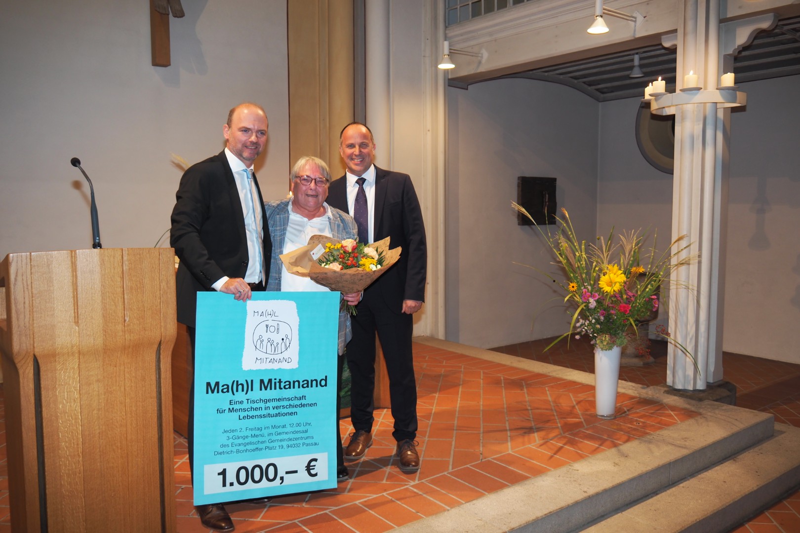 Auf Abschiedsgeschenke hat Sabine Aschenbrenner verzichtet. Dafür überreichten ihr die beiden Vorstände der Diakonie Südostbayern und Geschäftsführer der Diakonie Passau gGmbH Martin Schmid (li) und Andreas Karau (re) eine Spende für Ma(h)l Mitanand.