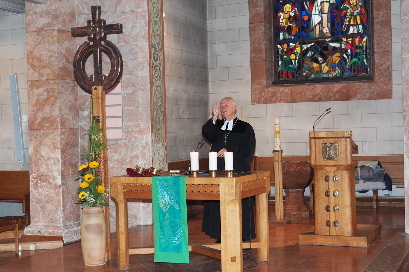 Mit dem Segen Gottes verabschiedete Dekan Peter Bertram die Besucher des Gottesdienstes.