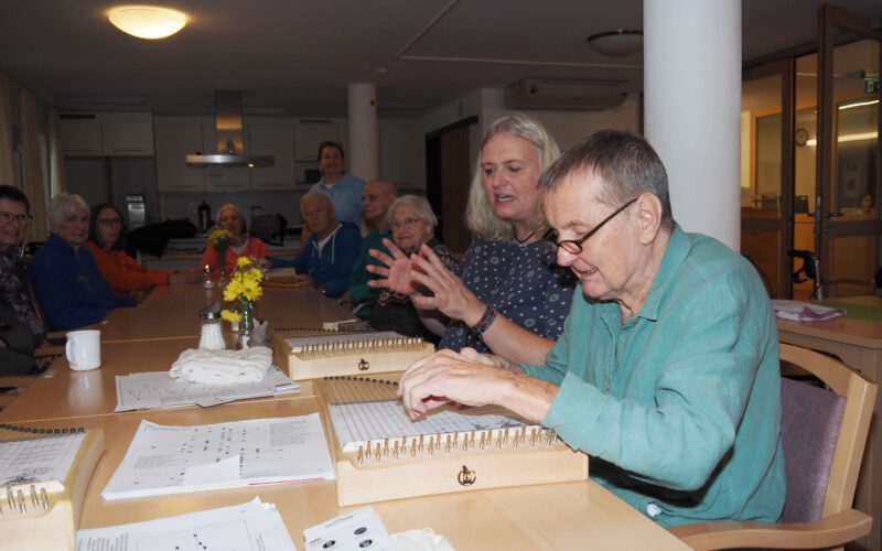Unter Anleitung von Betreuungskraft Tina Bleifuss treffen sich Bewohnerinnen und Bewohner regelmäßig zum gemeinsamen Singen und Musizieren.
