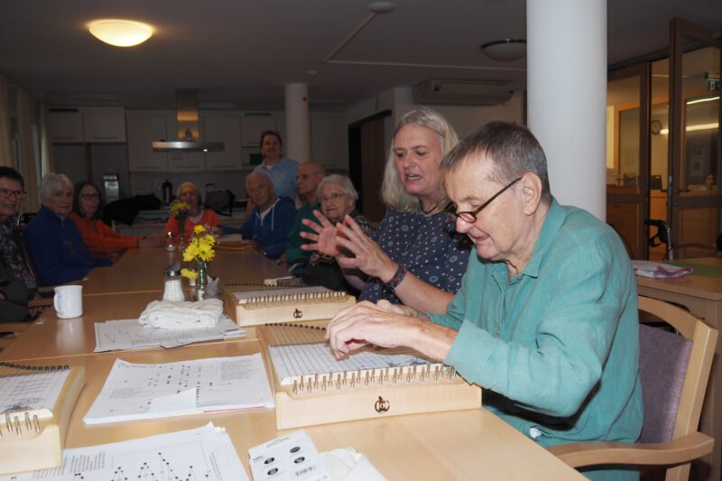 Unter Anleitung von Betreuungskraft Tina Bleifuss treffen sich Bewohnerinnen und Bewohner regelmäßig zum gemeinsamen Singen und Musizieren.