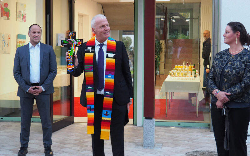 Dekan Peter Bertram überreichte ein buntes Kreuz, das einen festen Platz im Haus Kunterbunt bekommt.