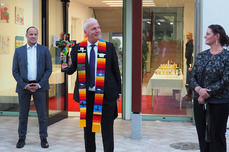 Dekan Peter Bertram überreichte ein buntes Kreuz, das einen festen Platz im Haus Kunterbunt bekommt.