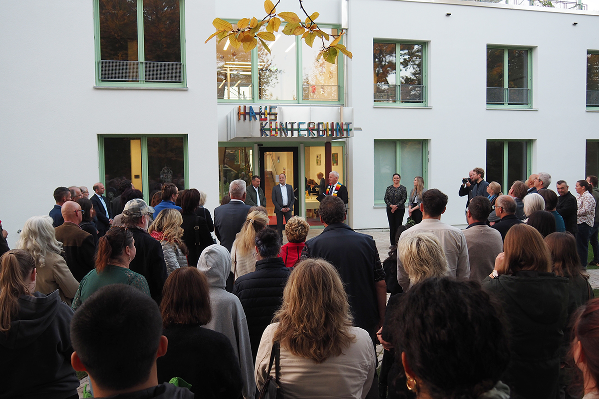 Die Gäste der Einweihungsfeier waren ganz gespannt auf die neuen Räumlichkeiten.