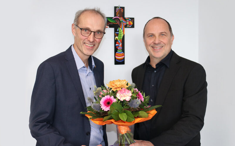 Vorstandssprecher Andreas Karau heißt Michael Sörgel im Diakonischen Werk Traunstein willkommen.