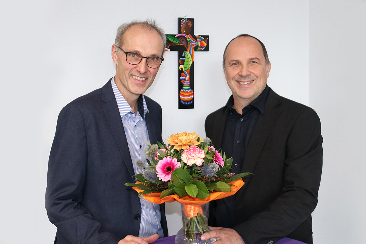 Vorstandssprecher Andreas Karau heißt Michael Sörgel im Diakonischen Werk Traunstein willkommen.