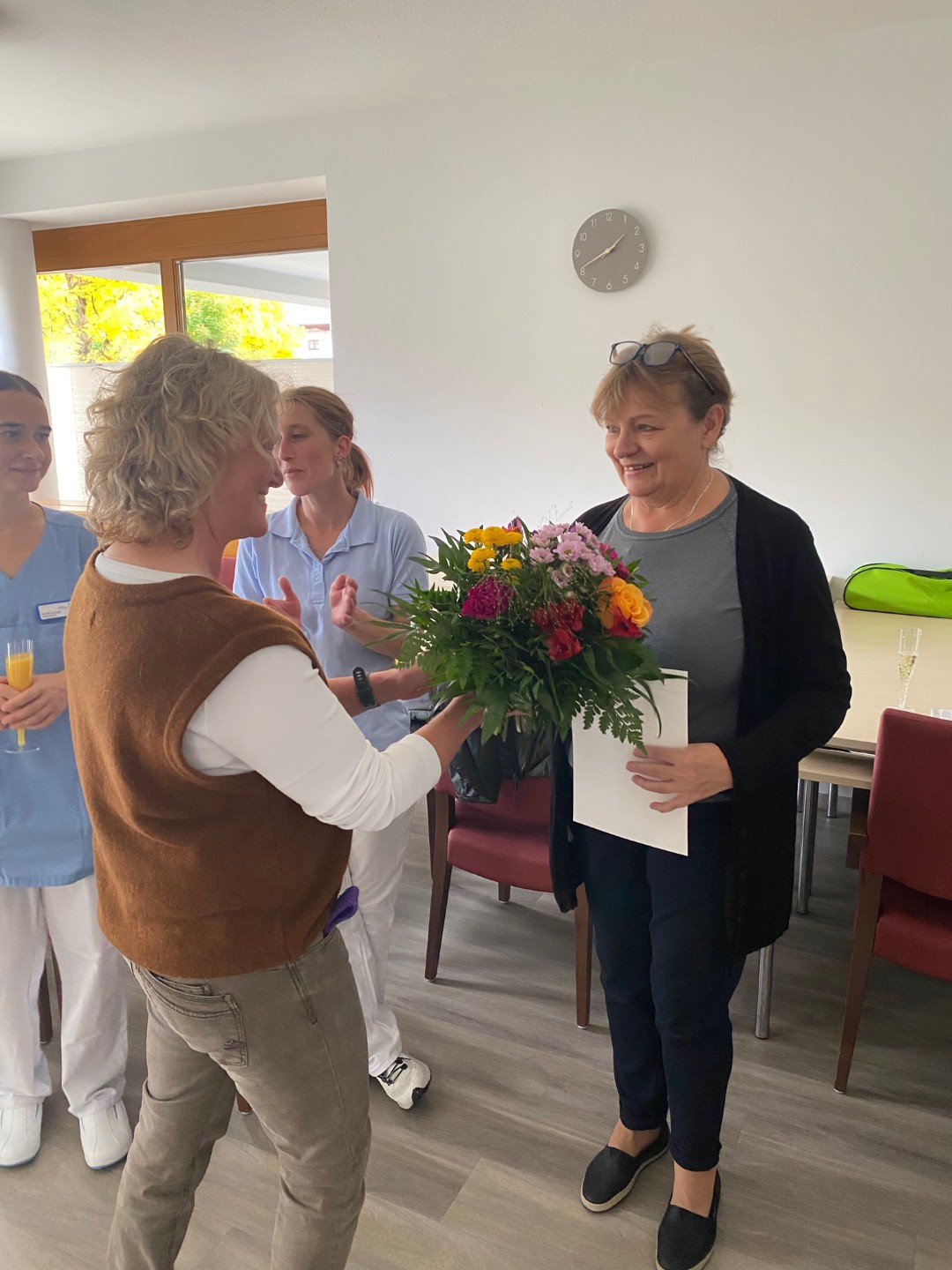 Beate Hamm dankt Iwona Gadowicz (rechts) für zehn Jahre engagierte Tätigkeit im Chiemgau-Stift.