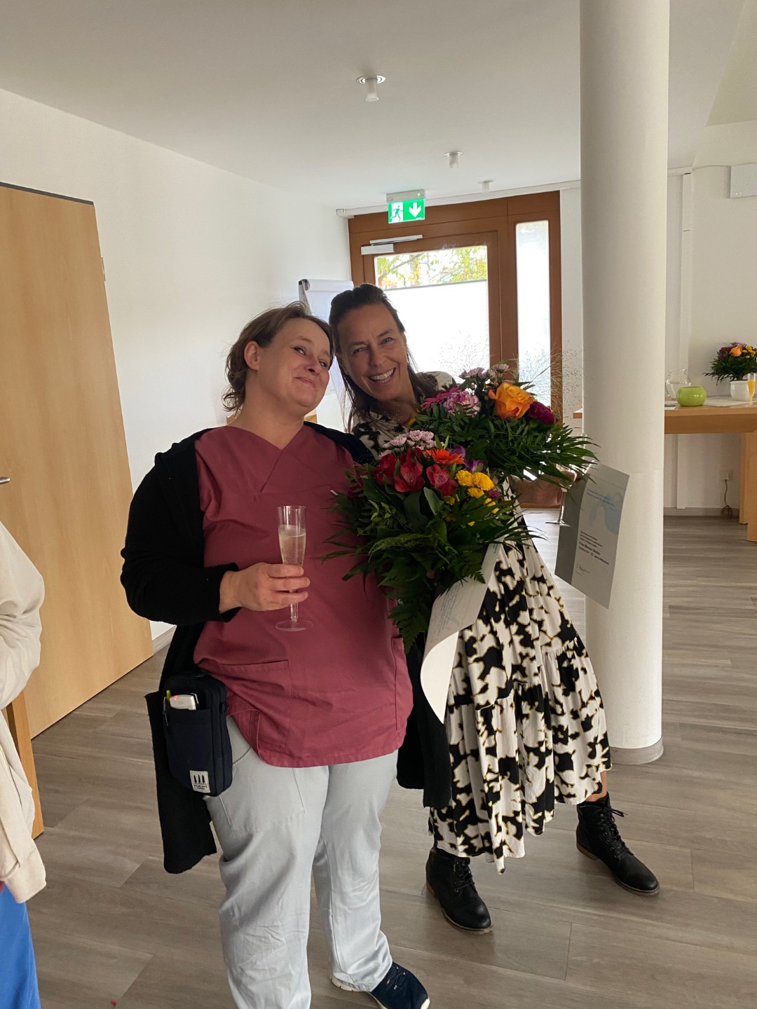 Nicole Staab (links) und Marion Staller wurden für zehn Jahre und 15 Jahre Tätigkeit im Chiemgau-Stift geehrt.