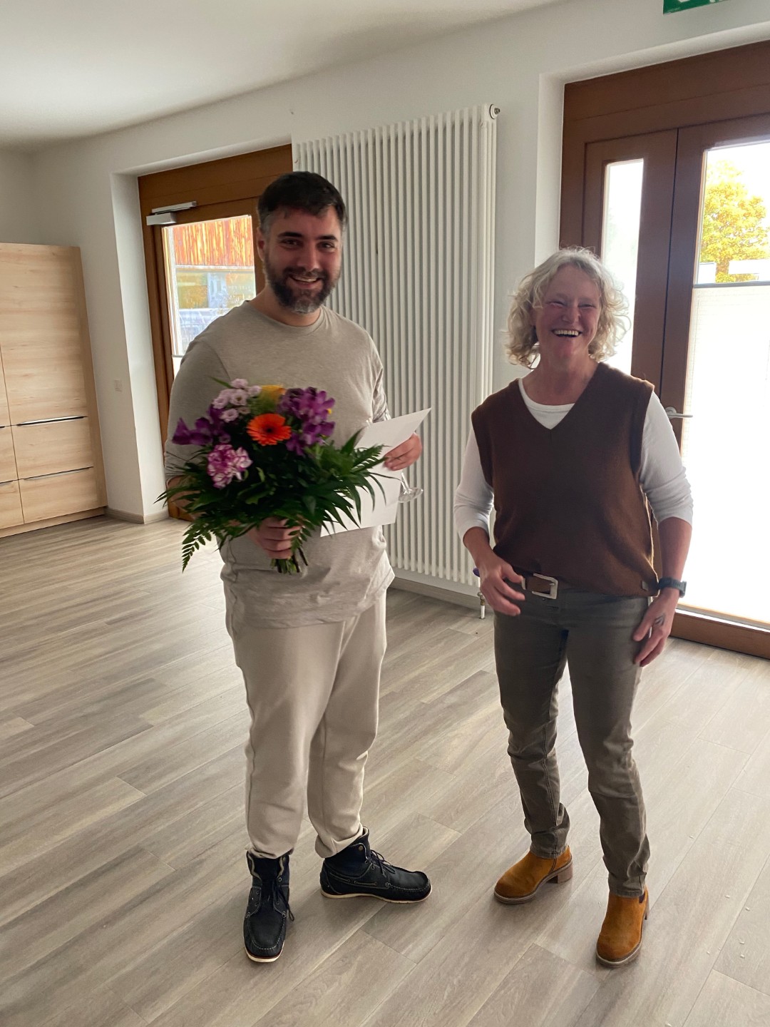 Beate Hamm dankt Marco Gahut für zehn Jahre Tätigkeit im Chiemgau-Stift und seine große Verlässlichkeit im Leitungsteam.