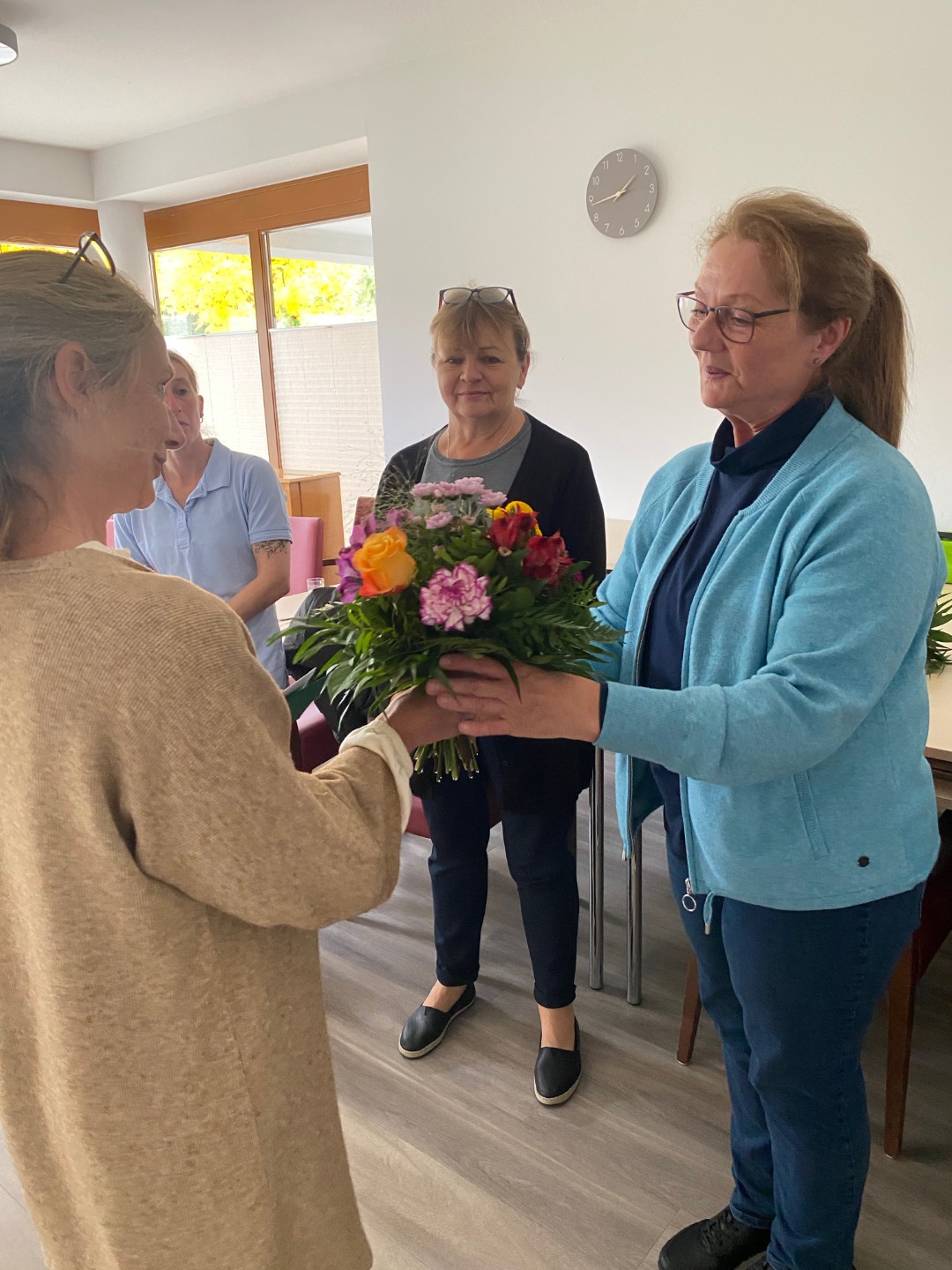 Hauswirtschaftsleiterin Elke Schade (links) verabschiedet Maria Klauser mit einem Blumenstrauß.