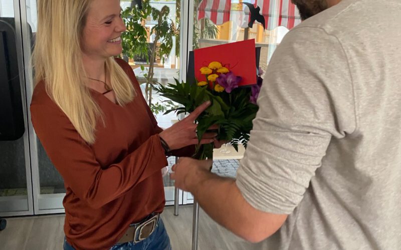 Marco Gahut verabschiedet Sandra Arendt mit einem Blumenstrauß.