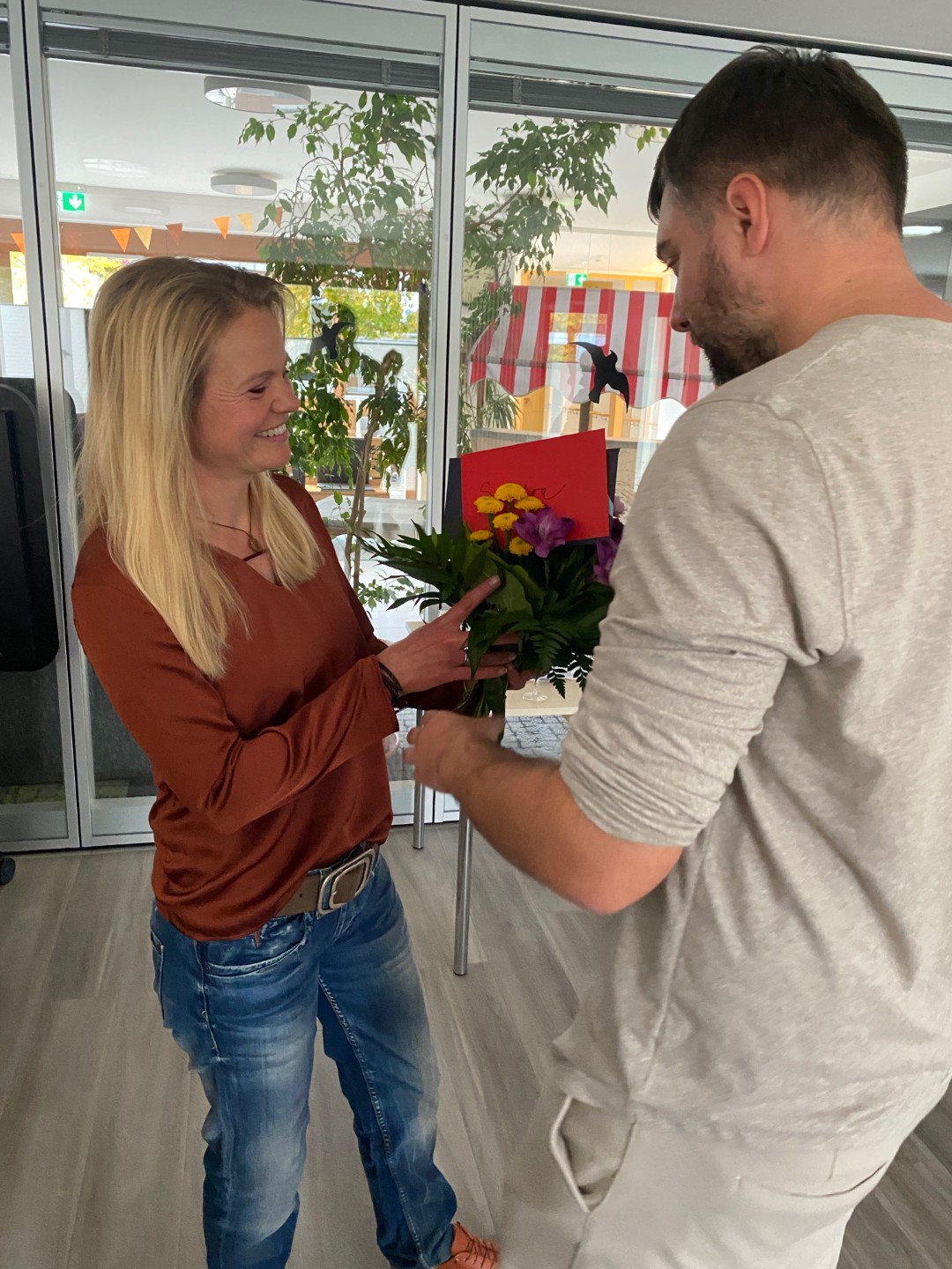 Marco Gahut verabschiedet Sandra Arendt mit einem Blumenstrauß.