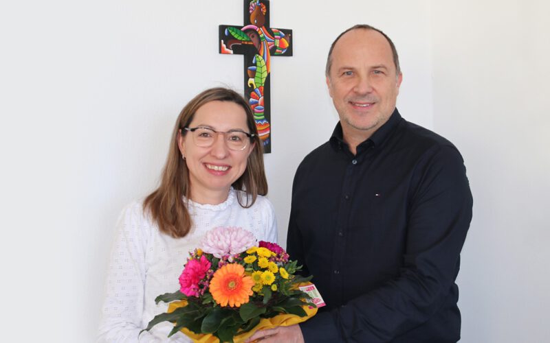 Vorstandssprecher Andreas Karau heißt die neue Personalreferentin Simone Wittmann an ihrem ersten Arbeitstag mit einem Blumenstrauß willkommen.