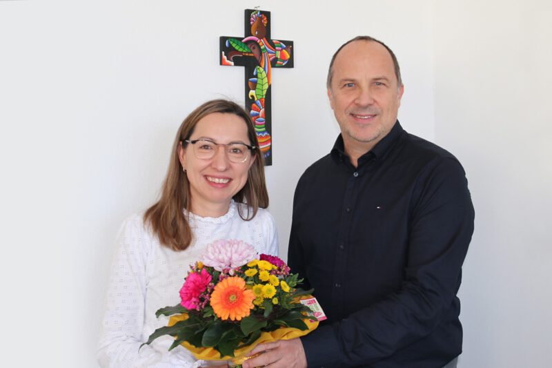 Vorstandssprecher Andreas Karau heißt die neue Personalreferentin Simone Wittmann an ihrem ersten Arbeitstag mit einem Blumenstrauß willkommen.