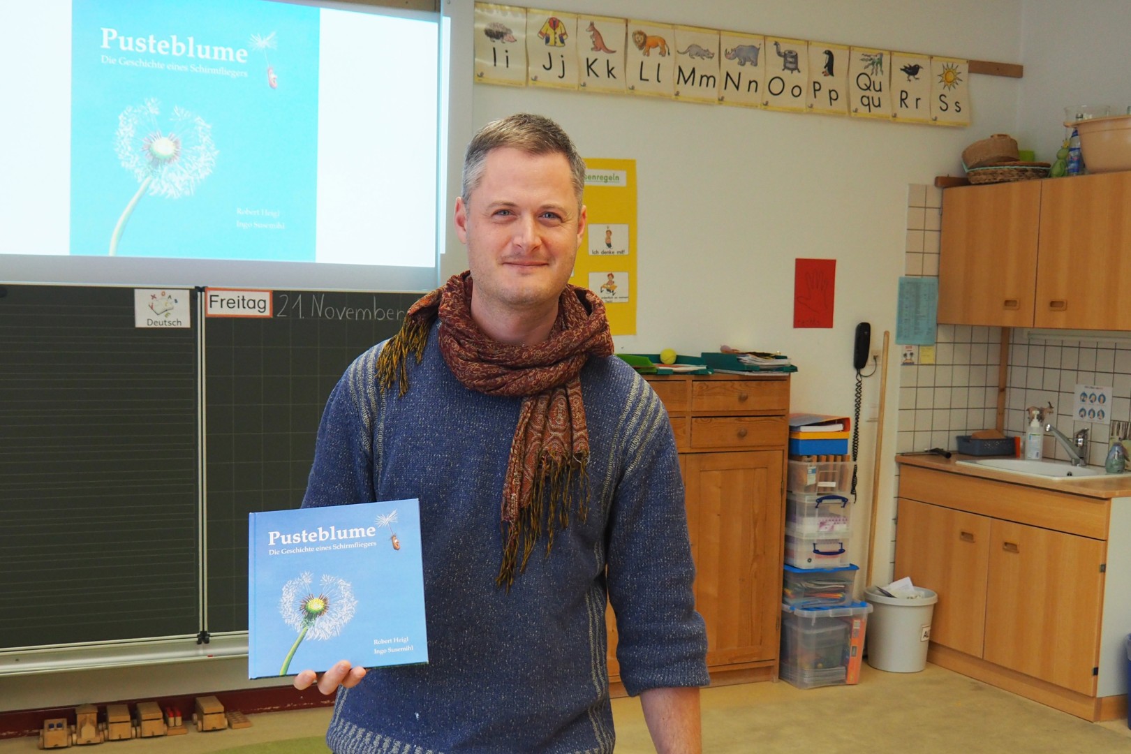 Autor Robert Heigl las aus seinem Kinderbuch "Pusteblume" vor.