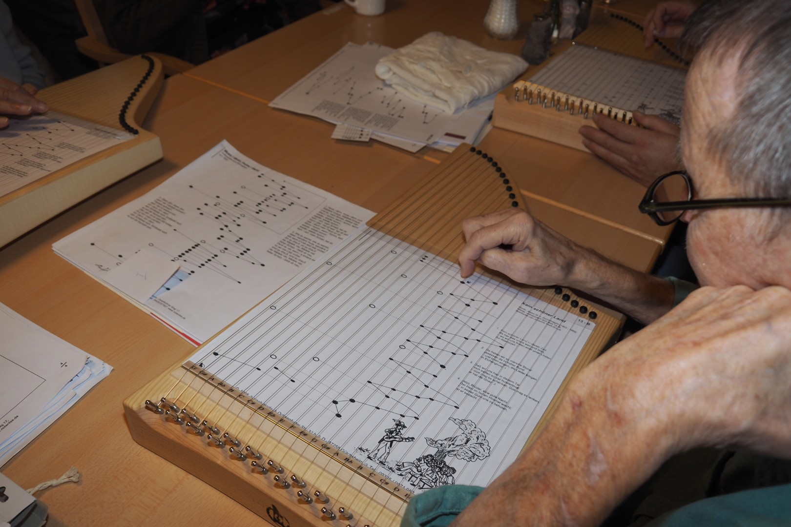 Mit Hilfe des eingeschobenen Notenblatts lassen sich Melodien auf der Veeh-Harfe ohne Notenkenntnisse spielen.