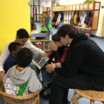 Behutsam und liebevoll kümmerten sich beim Vorlesetag die älteren Schüler um die jüngeren.