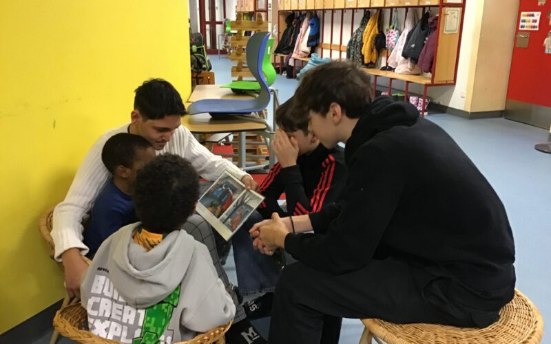 Behutsam und liebevoll kümmerten sich beim Vorlesetag die älteren Schüler um die jüngeren.