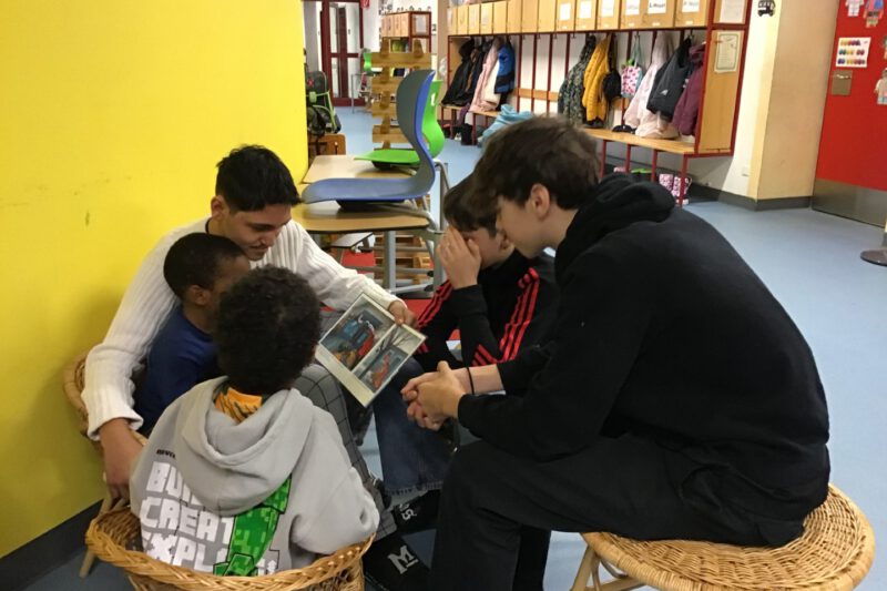 Behutsam und liebevoll kümmerten sich beim Vorlesetag die älteren Schüler um die jüngeren.