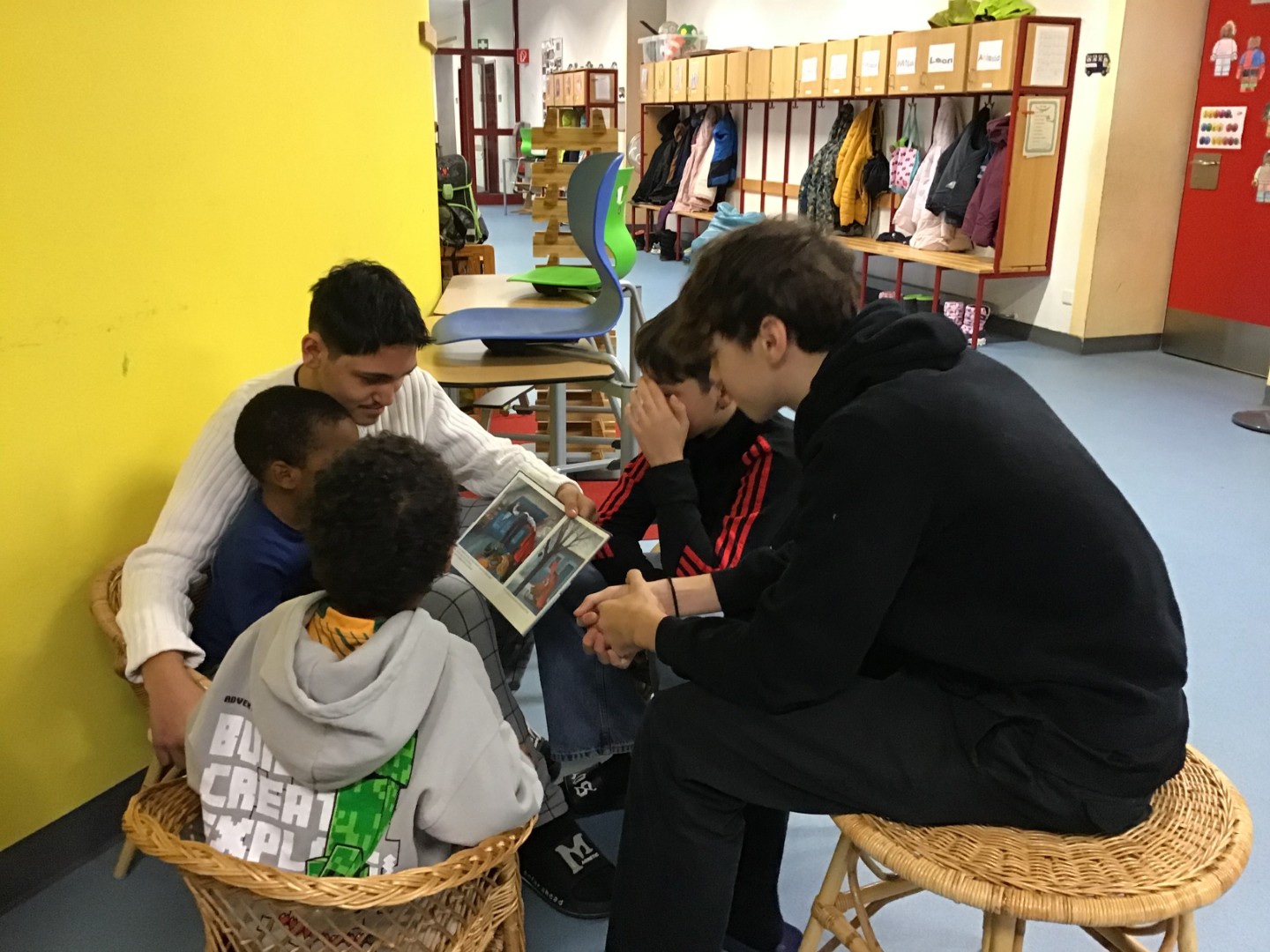 Behutsam und liebevoll kümmerten sich beim Vorlesetag die älteren Schüler um die jüngeren.