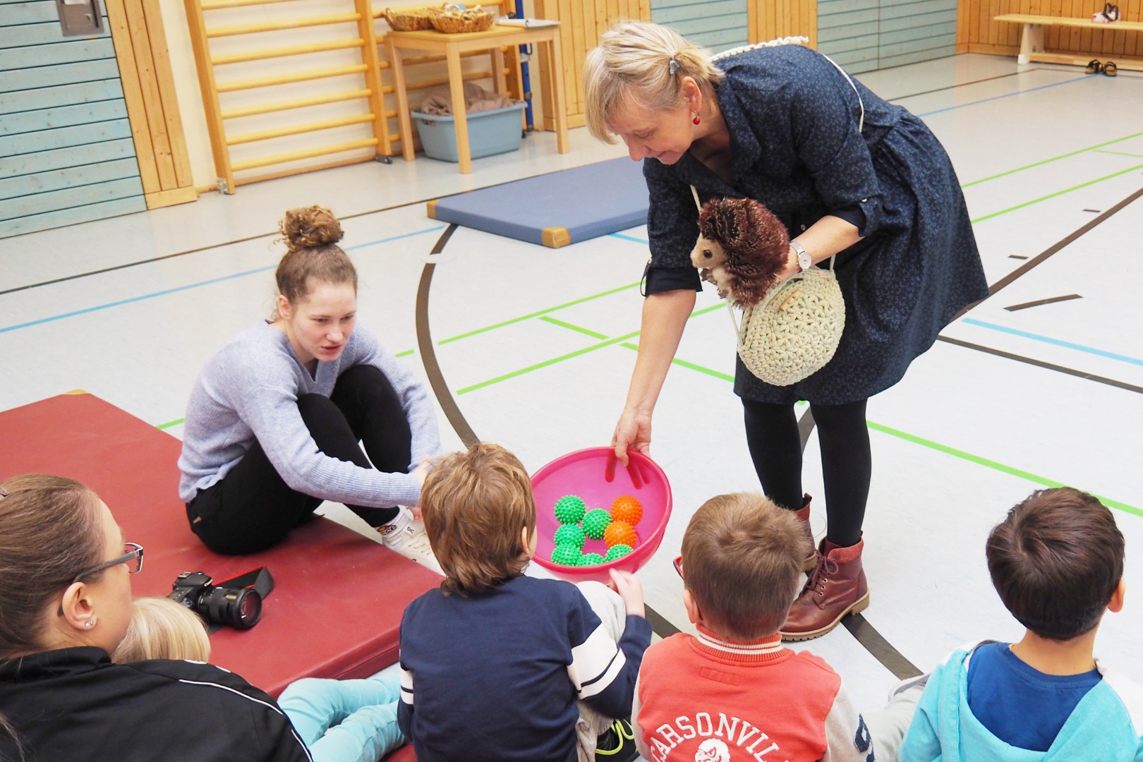 Stachelig wie Igel sind die sogenannten Igelbälle, die Musikpädagogin Ulrike Eiring ausgab.