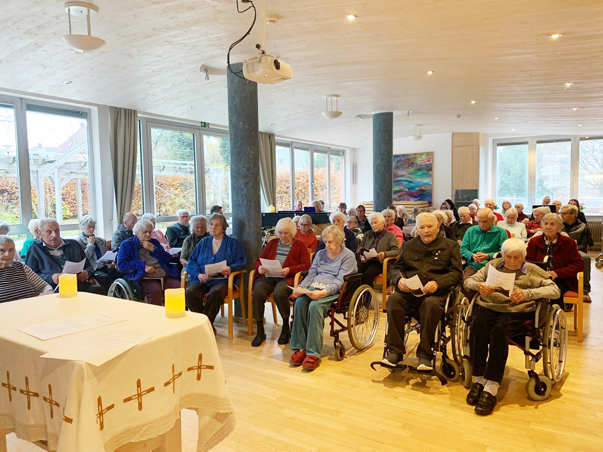 Bewohner, Angehörige der Verstorbenen als auch das Pflegepersonal wohnten dem Gottesdienst bei.