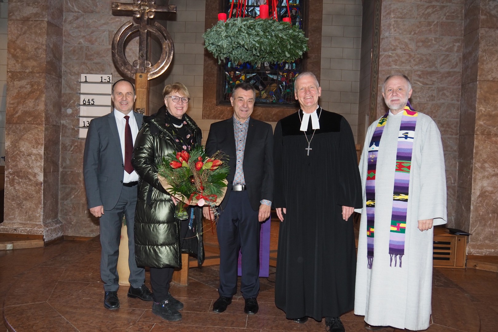 Christine Bohl und Diakon Robert Münderlein wurden in den Ruhestand verabschiedet (von links): Vorstandssprecher Diakonie Andreas Karau, Christine Bohl, Diakon Robert Münderlein, Dekan Peter Bertram und Diakon Peter Barbian, Leiter der Rummelsberger Brüderschaft.