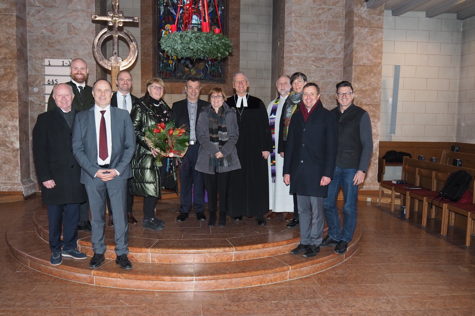 von links: Konrad Heuwieser (stellv. Landrat Landkreis Altötting), MdL Konrad Baur, Vorstandssprecher Andreas Karau, Vorstand Martin Schmid, Christine Bohl, Diakon Robert Münderlein, Kirchenrätin Bettina Naumann, Dekan Peter Bertram, Brüdersenior Peter Barbian, Kirchenvorsteherin Silke Huber, OB Dr. Christian Hümmer und MdL Dr. Martin Brunnhuber.