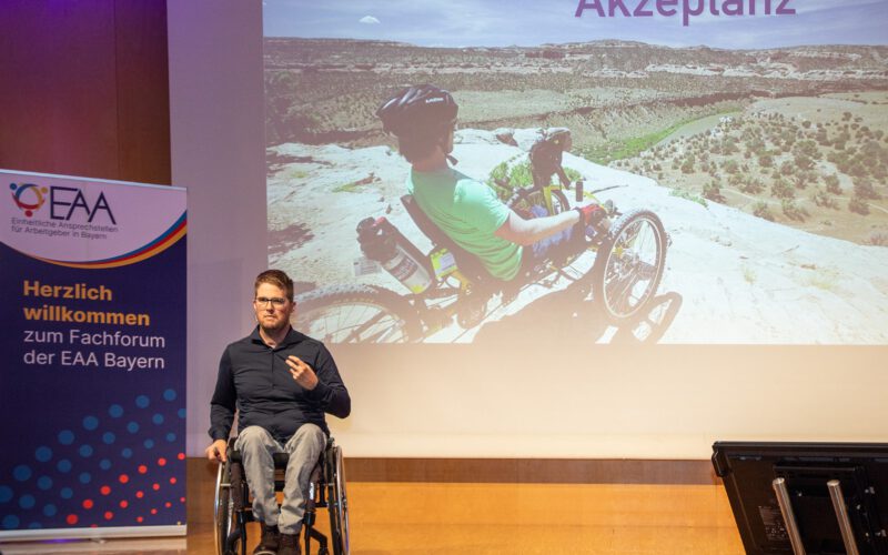 Am Beispiel seiner eigenen Biographie machte der Motivationstrainer, Paralympics-Teilnehmer und ehemalige Berg- und Eissportler Felix Brunner deutlich, wie man selbst schwerste Krisen mit unkonventionellen Strategien überwinden und zu neuen persönlichen Erfolgen machen kann. Foto: Axel Effner