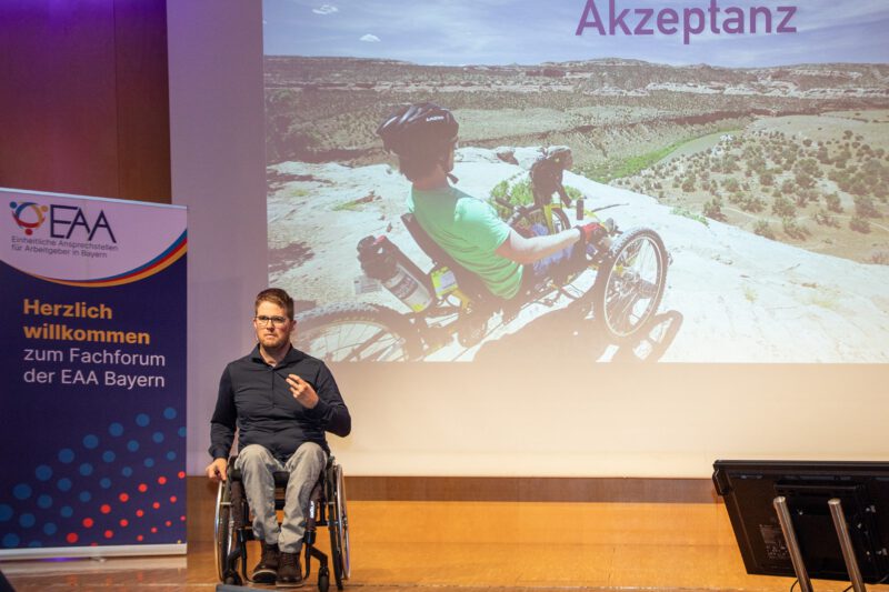 Am Beispiel seiner eigenen Biographie machte der Motivationstrainer, Paralympics-Teilnehmer und ehemalige Berg- und Eissportler Felix Brunner deutlich, wie man selbst schwerste Krisen mit unkonventionellen Strategien überwinden und zu neuen persönlichen Erfolgen machen kann. Foto: Axel Effner