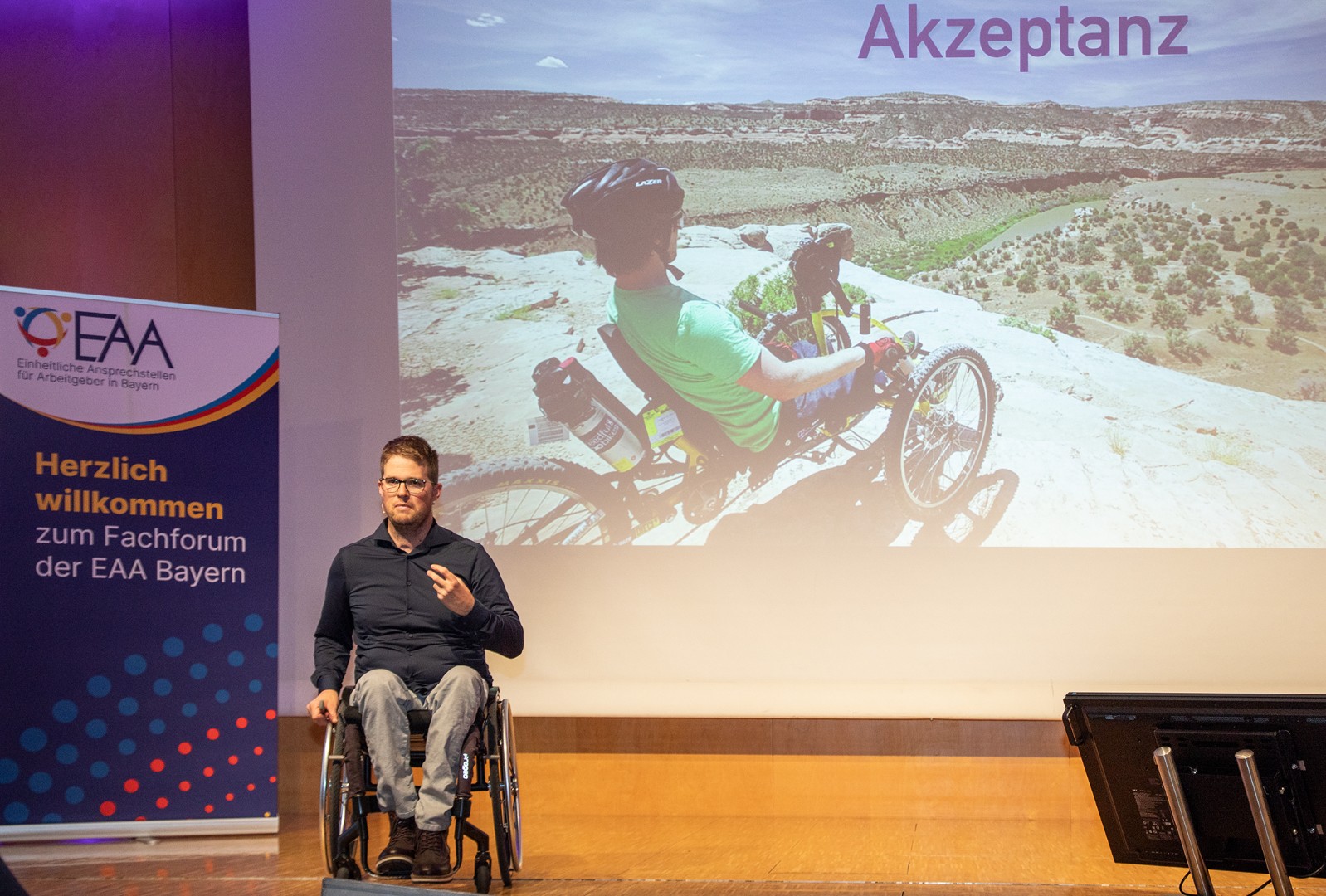 Am Beispiel seiner eigenen Biographie machte der Motivationstrainer, Paralympics-Teilnehmer und ehemalige Berg- und Eissportler Felix Brunner deutlich, wie man selbst schwerste Krisen mit unkonventionellen Strategien überwinden und zu neuen persönlichen Erfolgen machen kann. Foto: Axel Effner
