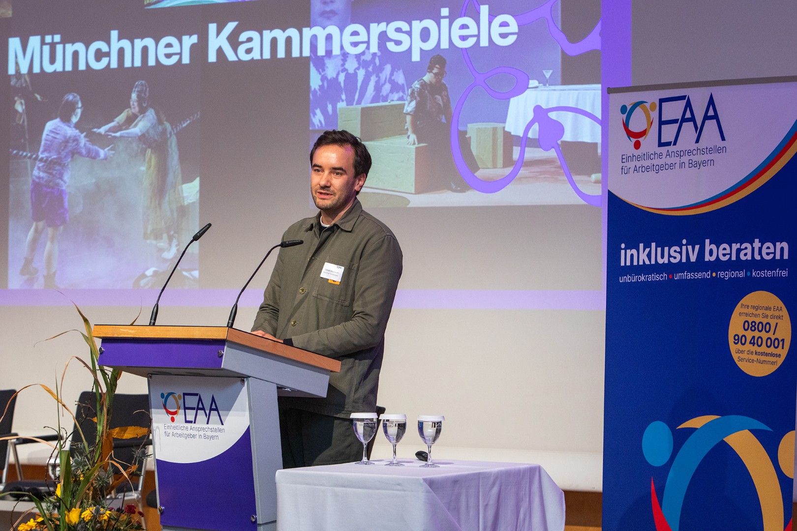 Daniel Veldhoen, künstlerischer Direktor der Münchner Kammerspiele, zeigte beim 4. EAA Bayern-Fachforum in Rosenheim auf, wie kreativ sich die Arbeit mit gehandicapten Schauspielern auf die Arbeit vor, auf und hinter der Bühne ausgewirkt hat. Foto: Axel Effner