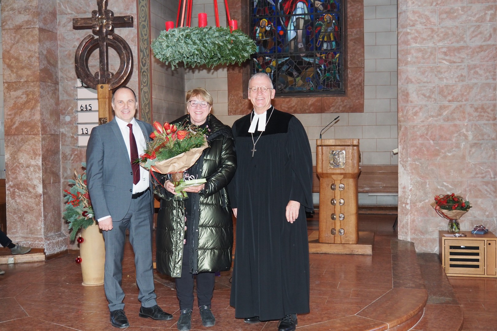 Anerkennung und Dank für das große Engagement. Von links: Andreas Karau, Christine Bohl, Dekan Peter Bertram.
