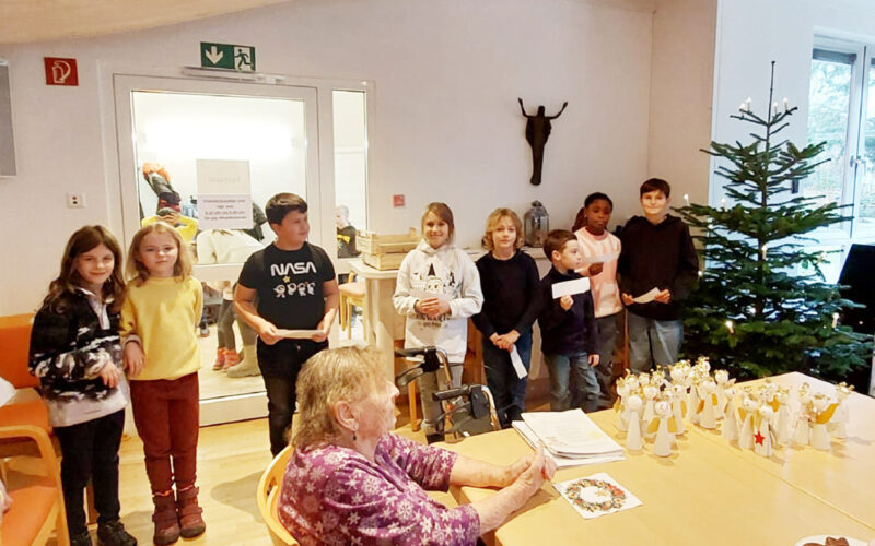 Schüler der Offenen Ganztagsschule Traunstein zu Besuch im Seniorenzentrum Wartberghöhe.