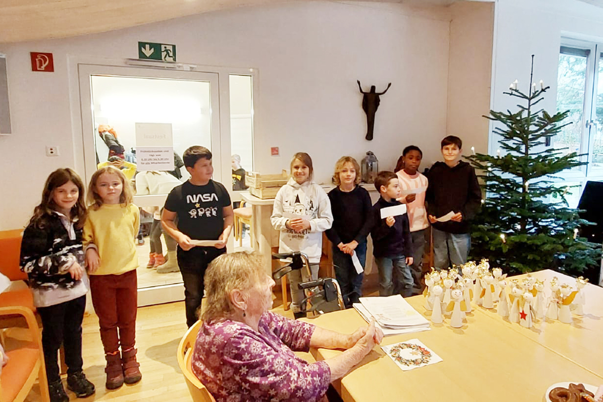 Schüler der Offenen Ganztagsschule zu Besuch im Seniorenzentrum Wartberghöhe.